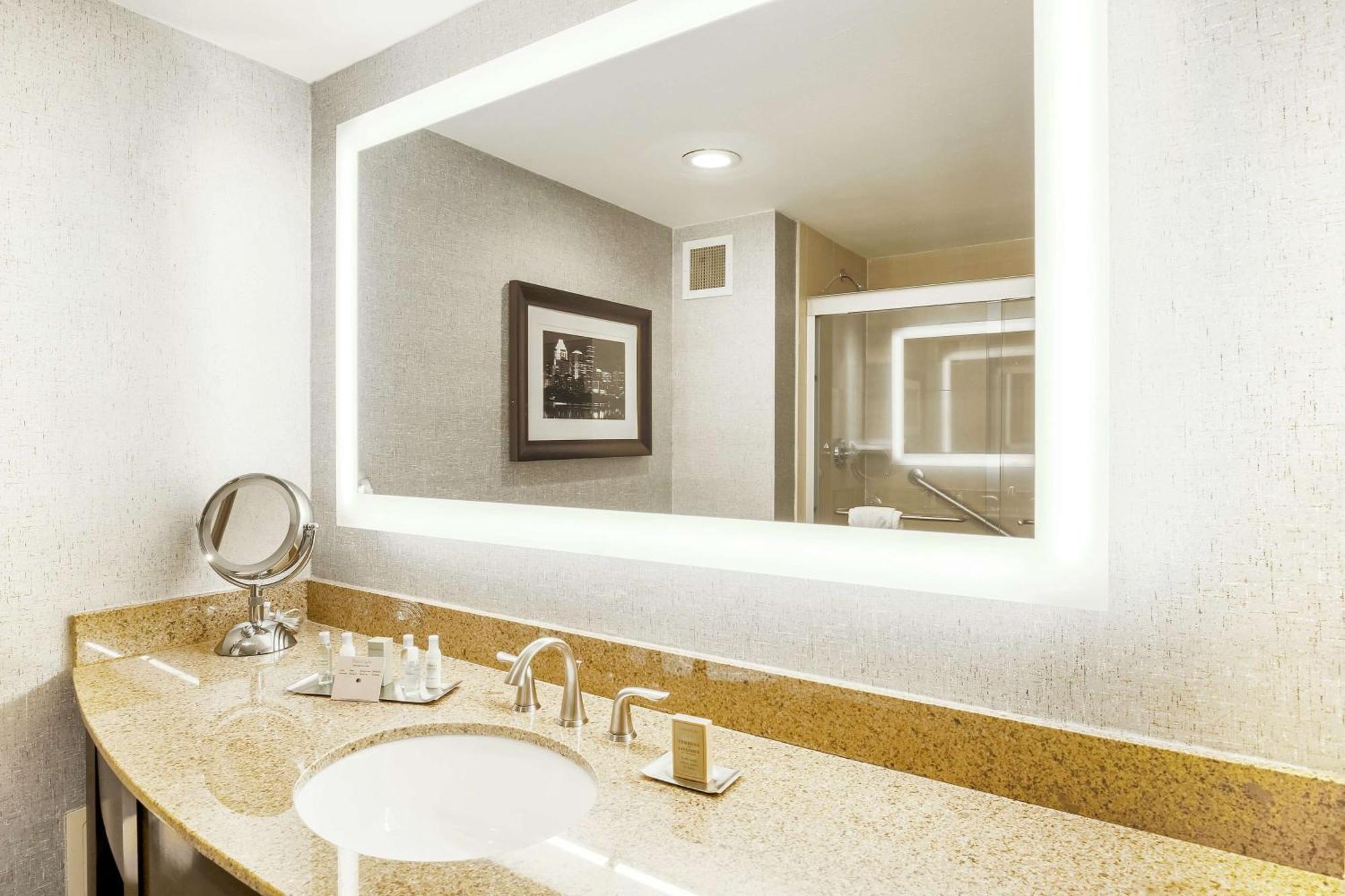 Doubletree By Hilton Austin-University Area Exteriör bild